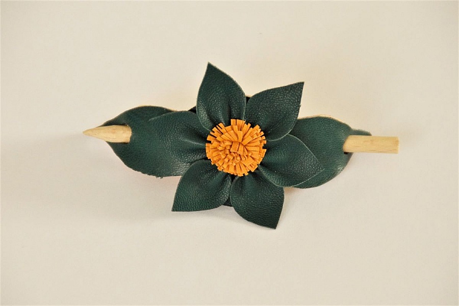 Barrette fleur en cuir vert avec pique en bois.