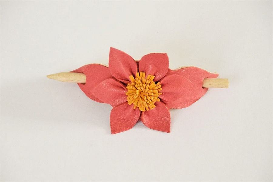 Barrette fleur en cuir rose avec pique en bois.