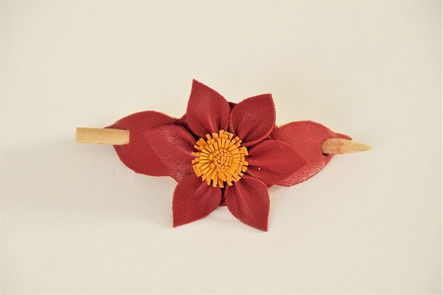Barette fleur rouge en cuir avec son pique en bois.