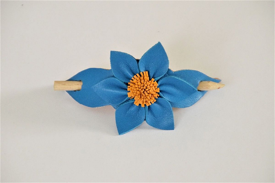 Barrette fleur bleue en cuir avec pique en bois.
