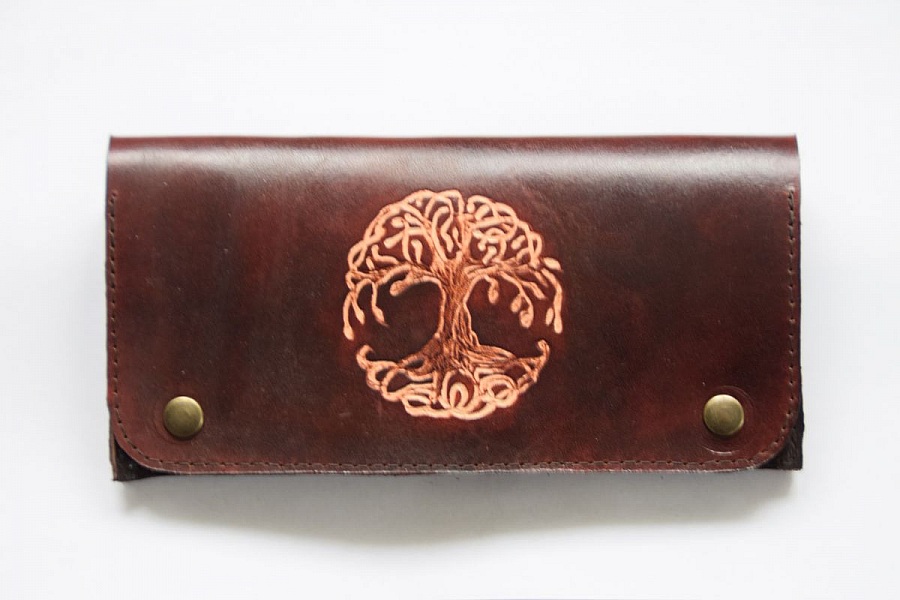 Portefeuille en cuir marron gravé d'un arbre de vie.