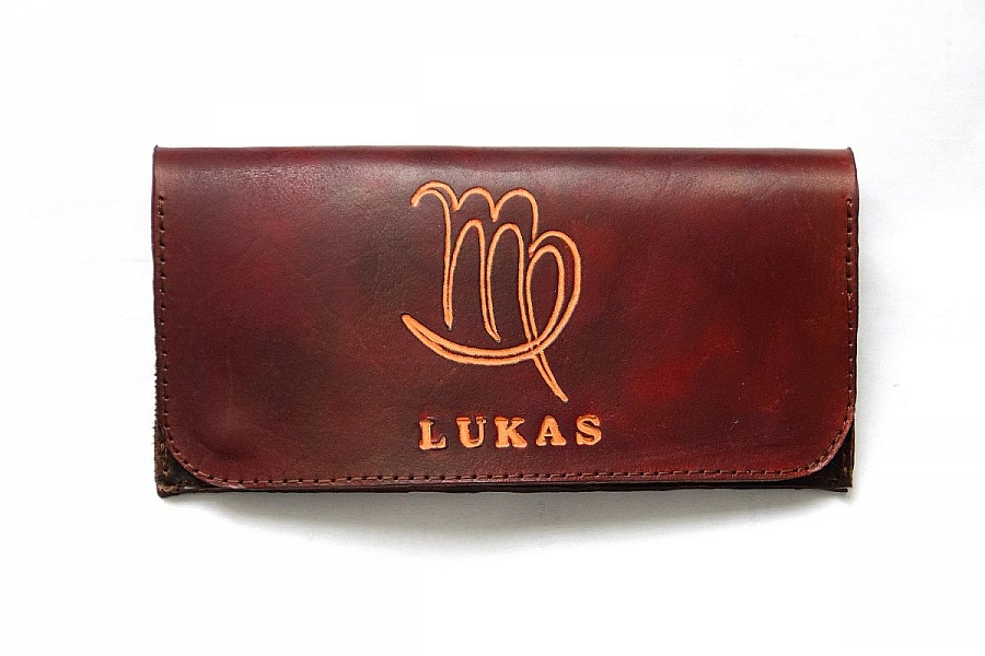 Portefeuille en cuir personnalisé avec signe astrologique et prénom.