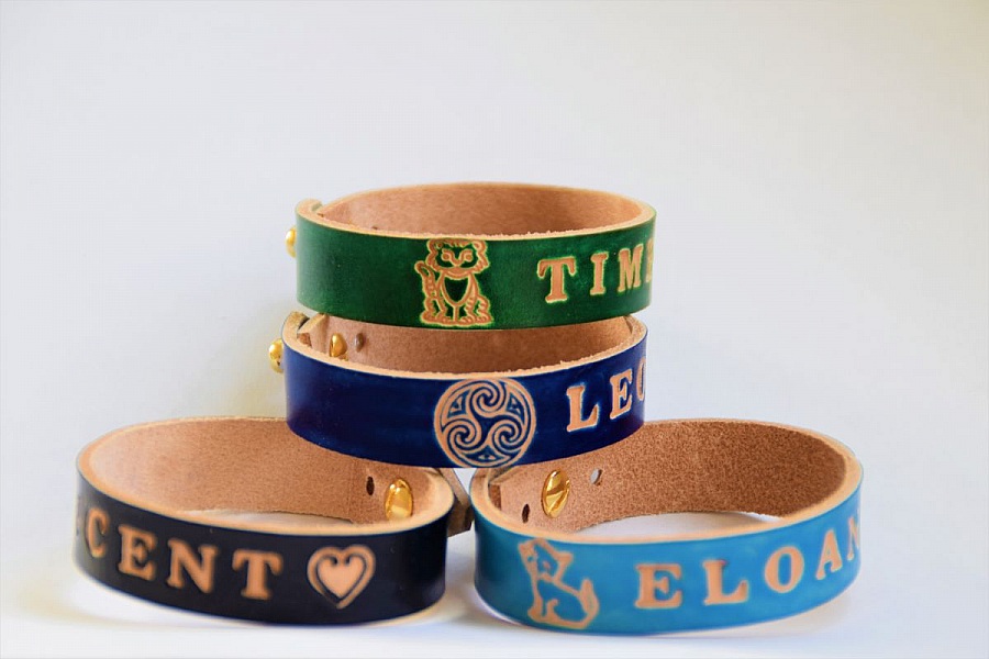 Bracelets en cuir personnalisables avec prénoms gravés colorés.