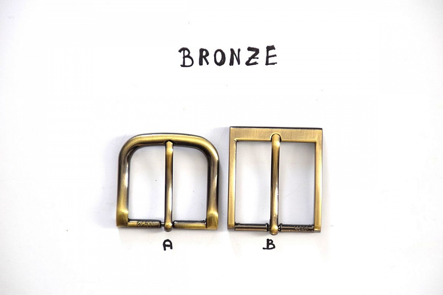 Ceinture artisanale en cuir rouge avec boucle bronze 4 cm.