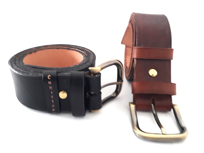 Ceinture artisanale en cuir 4 cm avec boucle bronze personnalisée.