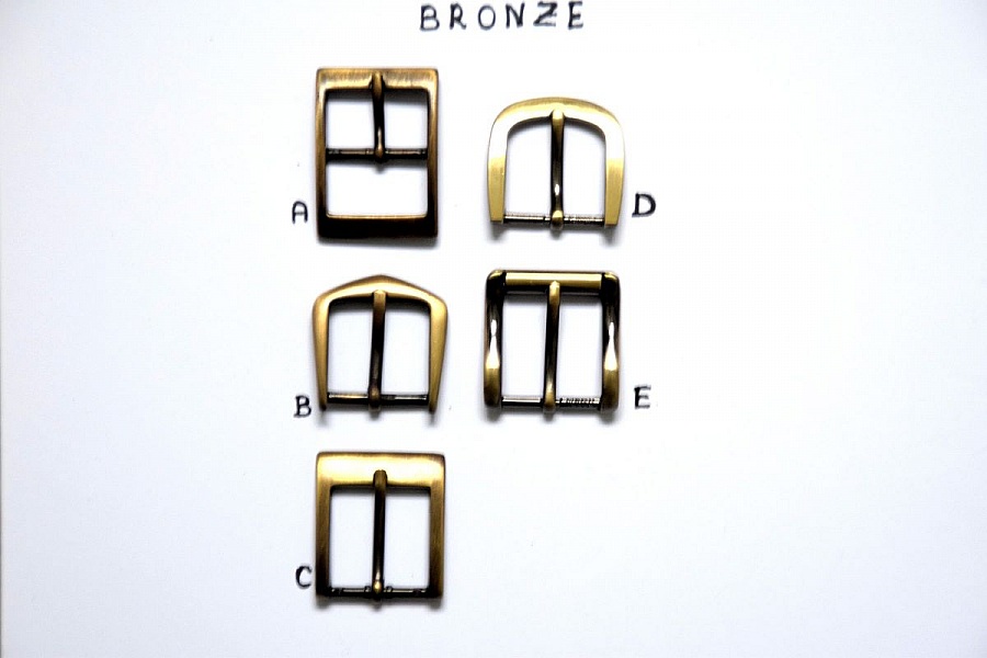 Ceintures artisanales en cuir végétal noir et marron.