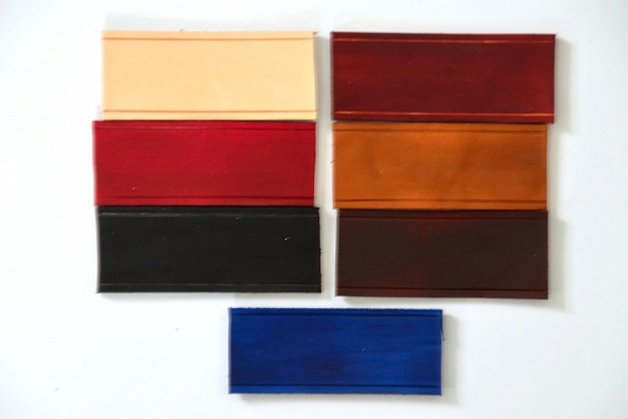 Ceintures artisanales en cuir végétal noir et marron.