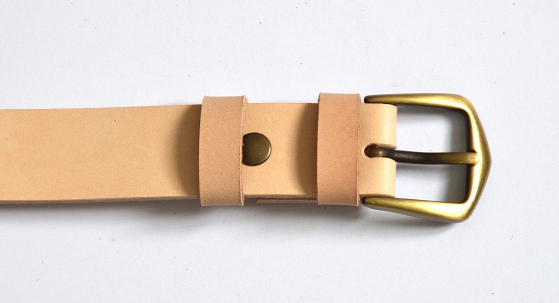 Ceinture artisanale en cuir végétal naturel avec boucle dorée.