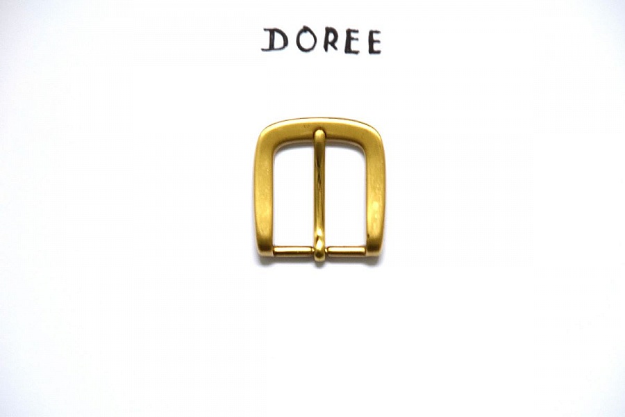 Ceinture artisanale en cuir végétal naturel avec boucle dorée.